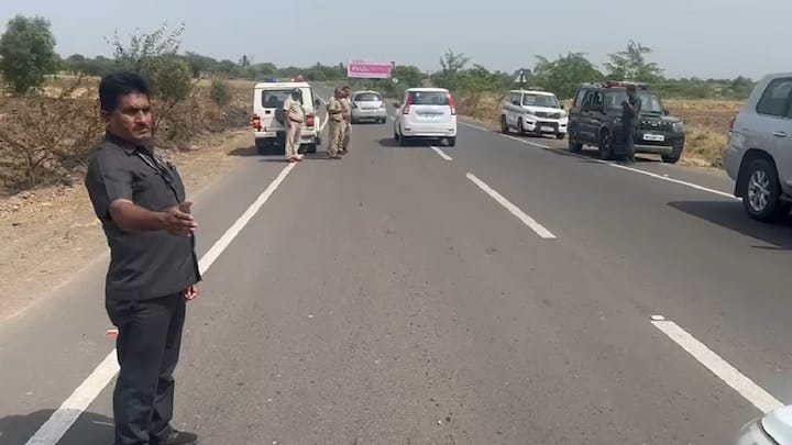 बाप-लेकीच्या या भेटीचा व्हिडिओ सोशल मीडियातून समोर आला असून कोणत्याही क्षेत्रात तुम्ही कितीही मोठे असा, पण आई-वडिलांसोबत लेकीचं नातं वेगळच असत, हेच या भेटीतून दिसून येतं.