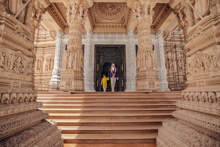 अमेरिका के उपराष्ट्रपति जेडी वेंस ने कहा कि यह भारत के लिए बहुत बड़ी उपलब्धि है कि आपने बहुत ही सावधानी और सटीकता से एक सुंदर मंदिर का निर्माण किया. जेडी वेंस ने बताया कि उनके बच्चों को यह मंदिर बहुत पसंद आया.