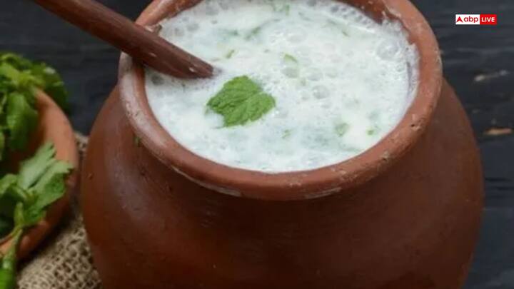 छाछ - ठंडी छाछ में थोड़ा सा काला नमक और भुना जीरा डालकर पिएं. यह पेट को ठंडक देती है और एसिडिटी कम करती है.