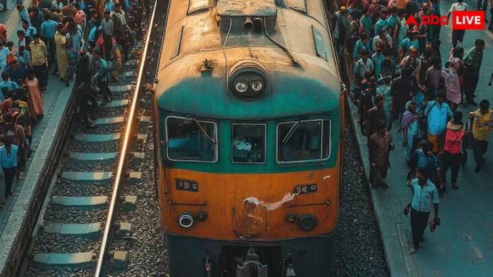 ऐसे में होता ये है कि लोअर बर्थ वाले यात्री मिडिल बर्थ के यात्री को खुद मिडिल बर्थ खोलने पर मजबूर करते हैं, तो जान लीजिए ऐसा करना आपकी जेब पर भारी पड़ सकता है.