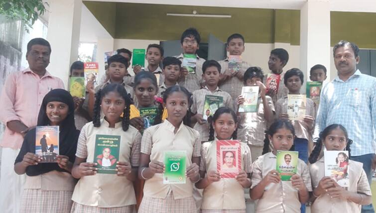 summer holidays tips Government school is amazing by providing books to students Summer Holidays: கோடை விடுமுறையில் வாசிப்பு; போட்டி அறிவிப்பு- மாணவர்களுக்கு புத்தகங்கள் வழங்கிய அரசுப்பள்ளி!