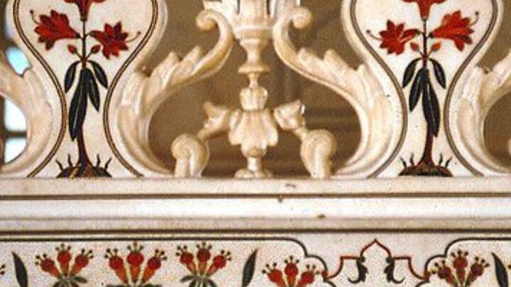 ताजमहल को बनाने वाले अधिकतर मजदूर कन्नौज के थे. फूलों की नक्काशी के लिए लोगों को पोखरा से बुलाया गया था और कश्मीर के रामलाल को बगीचे बनाने की जिम्मेदारी दी गई थी.