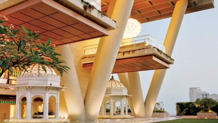 यही वजह से अंबानी परिवार ने एक सेंट्रलाइज्ड कूलिंग सिस्टम का इस्तेमाल किया है, जो कि इंसानों की बजाय मार्बल, इंटीरियर्स और फूलों के हिसाब से टैम्प्रेचर कंट्रोल करता है.