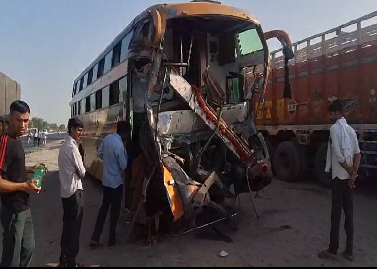 Accident: ઊંઝા-સિદ્ધપુર હાઈવે પર ખાનગી બસ, ટ્રેલર વચ્ચે ભયંકર અકસ્માત, 2નાં મોત, 17 ઘાયલ Fatal accident between private bus and trailer on Unjha-Siddhpur highway, 2 dead, 17 injured Accident: ઊંઝા-સિદ્ધપુર હાઈવે પર ખાનગી બસ, ટ્રેલર વચ્ચે ભયંકર અકસ્માત, 2નાં મોત, 17 ઘાયલ