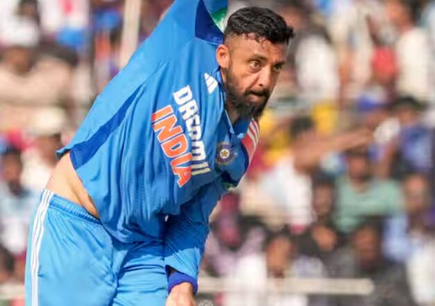 ਵਰੁਣ ਚੱਕਰਵਰਤੀ ਨੇ ਚੈਂਪੀਅਨਜ਼ ਟਰਾਫੀ ਵਿੱਚ ਭਾਰਤ ਦੀ ਜਿੱਤ ਵਿੱਚ ਮਹੱਤਵਪੂਰਨ ਭੂਮਿਕਾ ਨਿਭਾਈ, ਉਨ੍ਹਾਂ ਨੇ 3 ਮੈਚਾਂ ਵਿੱਚ 9 ਵਿਕਟਾਂ ਲਈਆਂ। ਉਹ ਟੂਰਨਾਮੈਂਟ ਵਿੱਚ ਦੂਜੇ ਸਭ ਤੋਂ ਵੱਧ ਵਿਕਟ ਲੈਣ ਵਾਲੇ ਗੇਂਦਬਾਜ਼ ਸਨ ਅਤੇ ਉਨ੍ਹਾਂ ਨੂੰ ਕੇਂਦਰੀ ਇਕਰਾਰਨਾਮਾ ਮਿਲਣਾ ਤੈਅ ਮੰਨਿਆ ਜਾ ਰਿਹਾ ਸੀ। ਉਨ੍ਹਾਂ ਨੂੰ ਲਿਸਟ C ਵਿੱਚ ਵੀ ਸ਼ਾਮਲ ਕੀਤਾ ਗਿਆ ਹੈ, ਜਿਸ ਵਿੱਚ ਸਾਲਾਨਾ ਤਨਖਾਹ 1 ਕਰੋੜ ਰੁਪਏ ਹੈ।