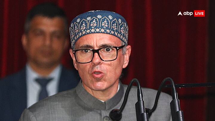 Omar Abdullah on Nishikant Dubey: जम्मू कश्मीर के सीएम उमर अब्दुल्ला ने पत्रकारों ने निशिकांत दुबे के बयान पर प्रतिक्रिया पूछी. इसका जवाब देते हुए उन्होंने इमरजेंसी का जिक्र किया.