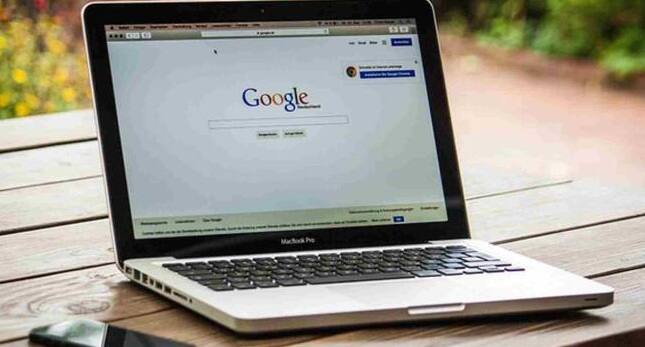 ગૂગલ તેની લોકપ્રિય મફત સેવાઓ જેમ કે Gmail, Maps અને Search મારફતે ઓનલાઈન જાહેરાતને પ્રોત્સાહન આપે છે. વર્ષ 2024માં આલ્ફાબેટની કુલ આવક 350 બિલિયન ડોલર હતી, જેમાંથી લગભગ 75 ટકા જાહેરખબરોમાંથી આવી હતી.