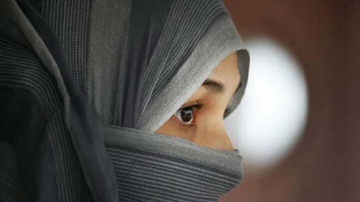 इद्दत एक इंतजार का टाइम होता है, जिसका पालन किसी महिला को तब करना होता है, जब उसके शौहर की मौत हो जाती है. इन दिनों में एक महिला तय वक्त तक शादी नहीं कर सकती है.