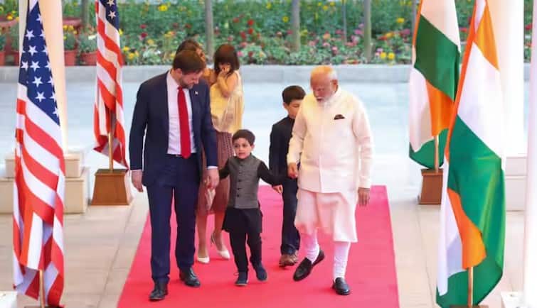 us vice president jd vance india visit meet pm modi with family tariff war donald trump see photos  PM મોદીએ અમેરિકાના ઉપરાષ્ટ્રપતિ જેડી વેન્સ સાથે કરી મુલાકાત,પ્રધાનમંત્રી આવાસ પર ઉષ્માભર્યું સ્વાગત, જુઓ તસવીરો