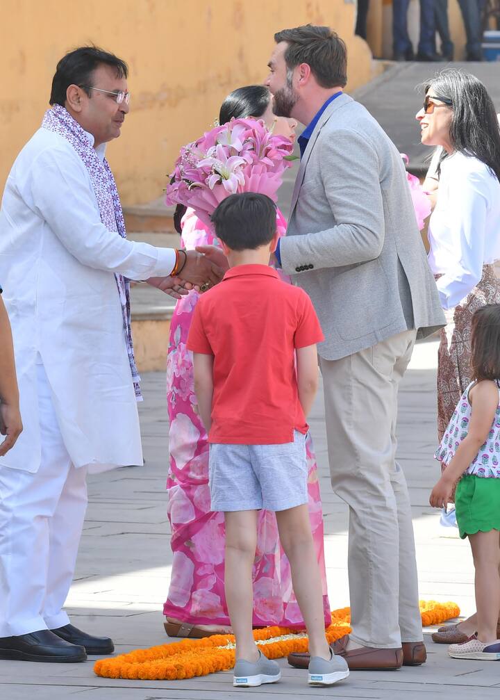 यूनेस्को विश्व धरोहर स्थल के रूप में नामित इस किले में वेंस परिवार का पारंपरिक रूप से स्वागत किया गया. जे. डी. वेंस जवे आमेर किले के मुख्य प्रांगण जलेब चौक में दाखिल हुए, तो दो सजी-धजी हथिनी चंदा और माला ने अपनी सूंड उठाकर उनका स्वागत किया. हाथी के सूंड उठाने पर वह भौचक्के रह गए.