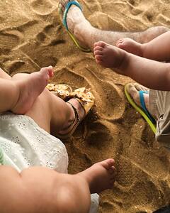 जुड़वा बच्चों संग बीच पर वेकेशन एंजॉय कर रही हैं श्रद्धा आर्य, फैंस के साथ शेयर की क्यूट तस्वीरें