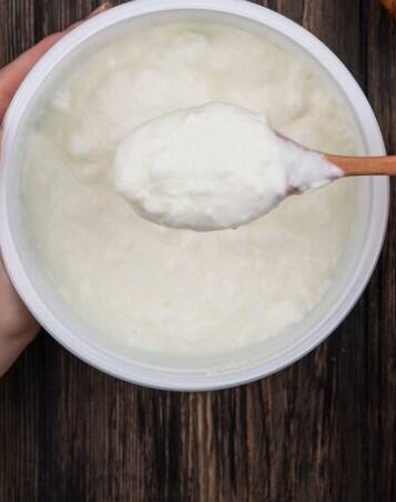 ਦਹੀਂ ਵੀ ਇਨ੍ਹਾਂ ਵਿੱਚੋਂ ਇੱਕ ਹੈ। ਕੈਲਸ਼ੀਅਮ, ਪ੍ਰੋਬਾਇਓਟਿਕਸ, ਪ੍ਰੋਟੀਨ ਜਿਵੇਂ ਕਈ ਪੋਸ਼ਣ ਤੱਤਾਂ ਨਾਲ ਭਰਪੂਰ ਦਹੀਂ ਕਾਫ਼ੀ ਘੱਟ ਕੈਲੋਰੀ ਵਾਲੀ ਹੁੰਦੀ ਹੈ ਅਤੇ ਇਸਨੂੰ ਕਈ ਤਰੀਕਿਆਂ ਨਾਲ ਤੁਸੀਂ ਆਪਣੀ ਵਜ਼ਨ ਘਟਾਉਣ ਵਾਲੀ ਡਾਇਟ ਵਿੱਚ ਸ਼ਾਮਲ ਕਰ ਸਕਦੇ ਹੋ। ਤਾਂ ਆਓ, ਜਾਣਦੇ ਵਜ਼ਨ ਘਟਾਉਣ ਲਈ ਦਹੀਂ ਕਿਵੇਂ ਇਸਤੇਮਾਲ ਕੀਤਾ ਜਾ ਸਕਦਾ ਹੈ।