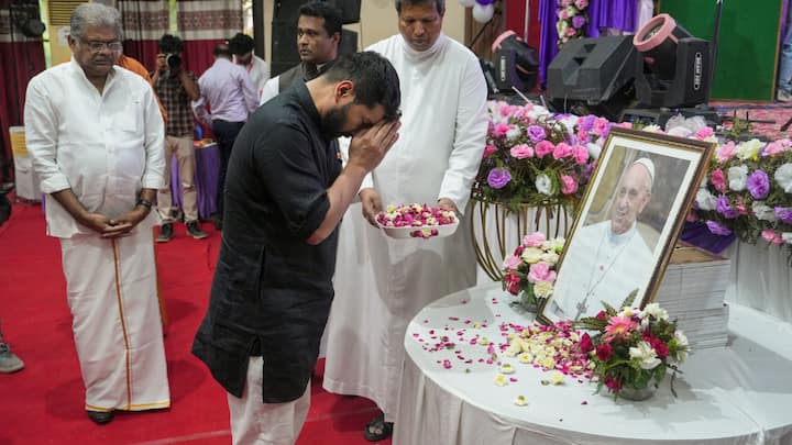 Rajya Sabha MP GK Vasan and BJP Leader Anil K Antony pay their tributes to Pope Francis at a condolence meeting. Leaders of nearly all major political parties honoured Pope Francis. (Image Source: PTI)
