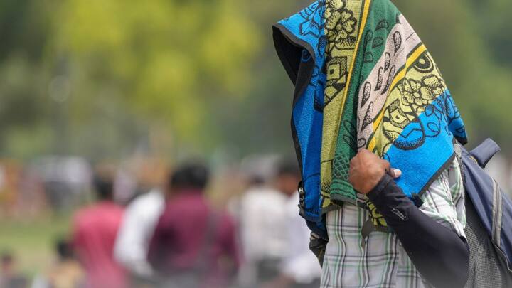 সর্বোচ্চ তাপমাত্রার পারদ বৃহস্পতিবার পৌঁছবে ৪০ ডিগ্রি বা তার উপরে। যা স্বাভাবিকের থেকে ৫ ডিগ্রি বেশি। পশ্চিম বর্ধমান, বীরভূম, বাঁকুড়া জেলায় জারি করা হয়েছে তাপপ্রবাহের কমলা সতর্কতা। দক্ষিণবঙ্গের অন্যান্য জেলাতেও তাপমাত্রা পারদ ছোঁবে ৪০ ডিগ্রি।