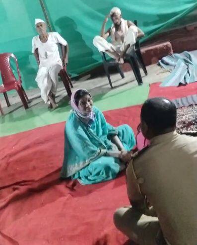 रात्रभर येथील घरासमोर असलेल्या मंडपात त्यांनी आराम केल्यानंतर दुसऱ्यादिवशी सकाळी देशमुखांच्या घरातील बाथरूममध्ये अंघोळ करण्याचा हट्ट‌ महिलेनं केला. त्यामुळे, काही काळ देशमुख कुटुंबीयांमध्येही शंका आणि गोंधळ निर्माण झाला होता.