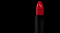 यहां रेड कलर की लिपस्टिक लगा ली तो पकड़ लेगी पुलिस, वजह जानकर चौंक जाएंगे आप