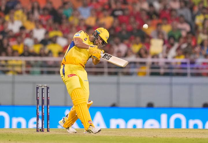 शिवम दुबे प्रथमश्रेणी क्रिकेटमध्ये मुंबईच्या क्रिकेट टीमकडून खेळतो. शिवम दुबे यानं स्वत:च्या कमाईतून युवा खेळाडूंच्या भविष्यासाठी खर्च करण्याचा निर्णय घेतला आहे.