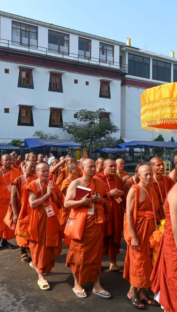 बौद्ध या ईसाई, धर्म छोड़ने के मामले में कौन आगे?