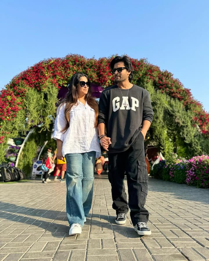 लेकिन एक्ट्रेस ने अपने हाथ की चोट की वजह से शो बीच में छोड़ दिया था. इसको लेकर एक्ट्रेस काफी दिनों तक सोशल मीडिया पर ट्रोल भी हुई थी.