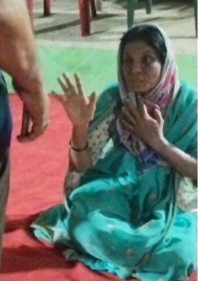 सकाळी, अंघोळीसाठी तिने देशमुखांच्या घरातील बाथरूम वापरण्यासाठी द्यावं, अशी मागणी केली. दुसऱ्या बाथरूमची सोय करून दिल्यानंतरही देशमुखांच्या घरातीलच बाथरूममध्ये आपल्याला अंघोळ करायची, असा तिचा हट्ट होता.