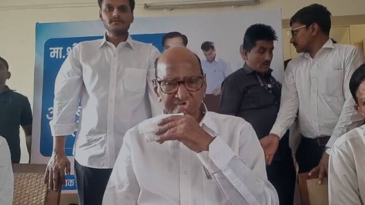 शरद पवार म्हणाले, तुम्हा सर्वांची इच्छा आहे, माझ्या उपस्थितीत केक कापावा, आनंद आहे. मला हजर राहाता आलं.