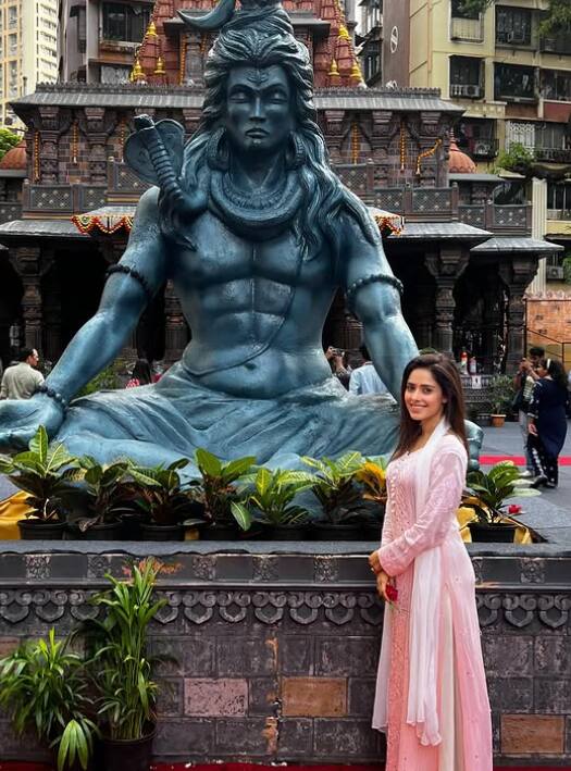 Nusrat further told that she has also bowed his head in the temple of Vaishno Devi Mata. She said that she had gone to the temple of Mata by climbing the entire 13 km track. After visiting, she came back only after walking.