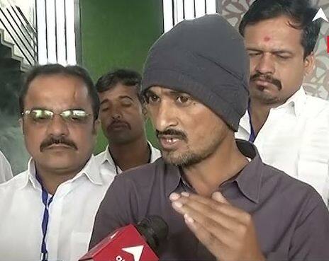 धनंजय देशमुख काय म्हणाले?-मला कुटुंबीयांकडून सांगण्यात आलं की, एक महिला घरी आलेली आहे, तिच्याकडून कृष्णा आंधळेबाबत काही पुरावे असल्याचं सांगण्यात आलं. त्यामुळे, आम्ही याबाबत गावकरी व पोलिसांना कळवलं होतं. तसेच, रत्नागिरी पोलिसांनाही आम्ही याबाबत माहिती दिली. तेव्हा रत्नागिरी पोलिसांनी देखील या महिलेनं इथं तशाप्रकारच्या तक्रारी दिल्या आहेत. पण, आम्ही त्याची शहानिशा करत असल्याचं म्हटलं आहे.