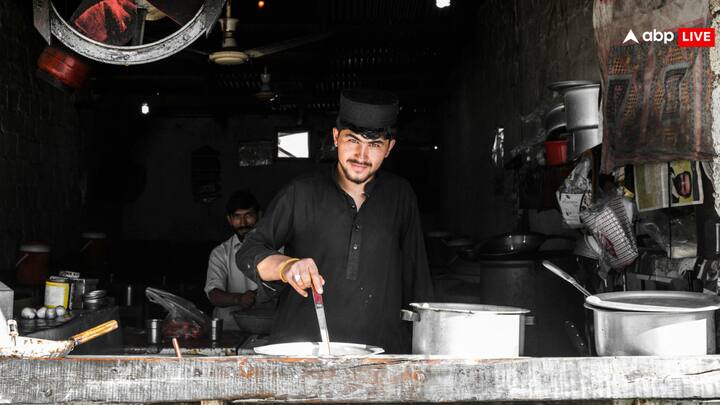 पाकिस्तान में शाकाहारी भोजन भी लोगों के बीच काफी पॉपुलर है, जिसमें दाल-रोटी, सब्जियां और चावल प्रमुख हैं.