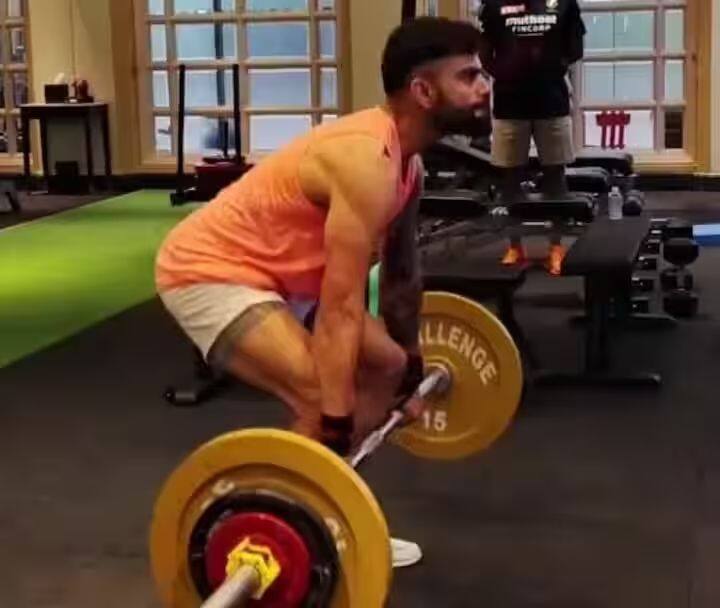 खेळाडूच्या आहारात मांसाहार देखील महत्त्वाचा असतो, परंतु भारतीय क्रिकेट संघात असे अनेक क्रिकेटपटू आहेत जे पूर्णपणे शाकाहारी आहेत. विराट कोहली, शिखर धवन इत्यादी अनेक क्रिकेटपटू पूर्वी मांसाहारी जेवण खात असत पण आता ते शाकाहारी झाले आहेत. भारतीय क्रिकेट संघात सध्या कोण शाकाहारी आहे आणि कोण मांसाहारी आहेत, जाणून घ्या...