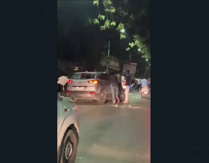 पुण्याच्या पाषाण भागात नशेत धुंद असलेल्या पाच जणांच्या टोळक्याने केवळ हॉर्न वाजवला म्हणून एका पती-पत्नीला मारहाण केल्याची धक्कादायक घटना घडली आहे.