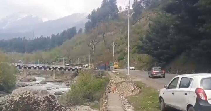 पुलिस के एक वरिष्ठ अधिकारी ने बताया कि गोलीबारी की आवाजें सुनने के बाद सुरक्षा बल पहलगाम पर्यटन की बैसरन घाटी की ओर रवाना हुए.