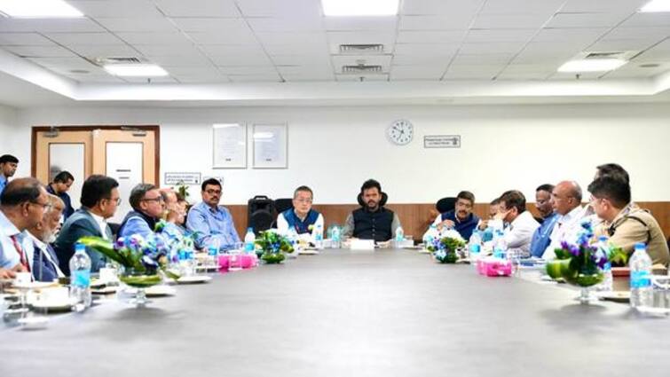 Union Minister Ram Mohan Naidu Meeting On Delhi Airport Told Top Priority Is Passengers Not Face Any Problem ANN Delhi Airport: दिल्ली एयरपोर्ट को लेकर केंद्रीय मंत्री राम मोहन नायडू की बड़ी बैठक, दिए ये निर्देश