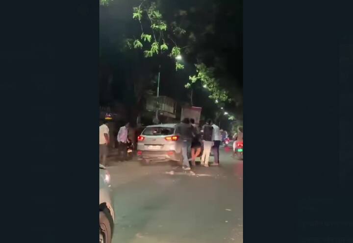 माहितीनुसार, पीडित दाम्पत्याने वाहतूक कोंडीमुळे वाहनाचा हॉर्न वाजवला होता. या गोष्टीवरून आरोपींनी त्यांच्याशी वाद घालून शिवीगाळ केली आणि त्यानंतर हातघाईवर येत दोघांना बेदम मारहाण केली.