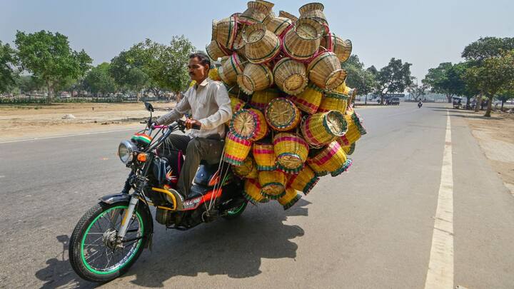 বৈশাখের শুরুতে তীব্র দহনে পুড়ছে বাংলা (Weather Update)। সঙ্গে আর্দ্রতাজনিত অস্বস্তি। বুধবার তাপপ্রবাহের সতর্কতা জারি করল আবহাওয়া দফতর। আগামী কয়েকদিন দক্ষিণবঙ্গে তাপমাত্রা ৩ থেকে ৫ ডিগ্রি পর্যন্ত বাড়তে পারে। উত্তরবঙ্গের জেলাগুলিতে ৩ থেকে ৫ ডিগ্রি বাড়বে পারদ।