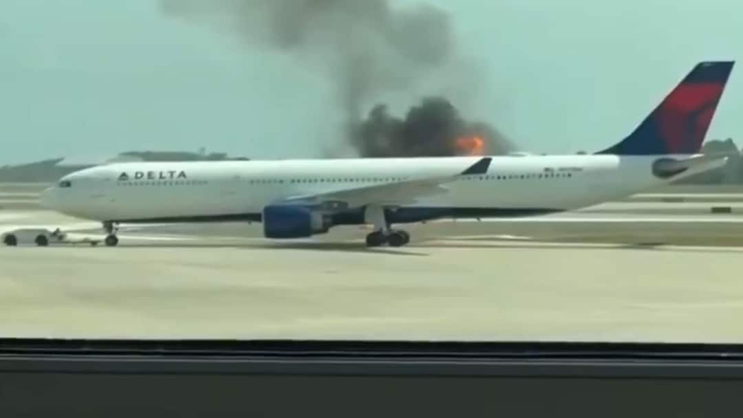 ஓடுபாதையில் பற்றியெரிந்த விமானம்! 300 பயணிகளின் கதி என்ன..?  முழு விவரம்