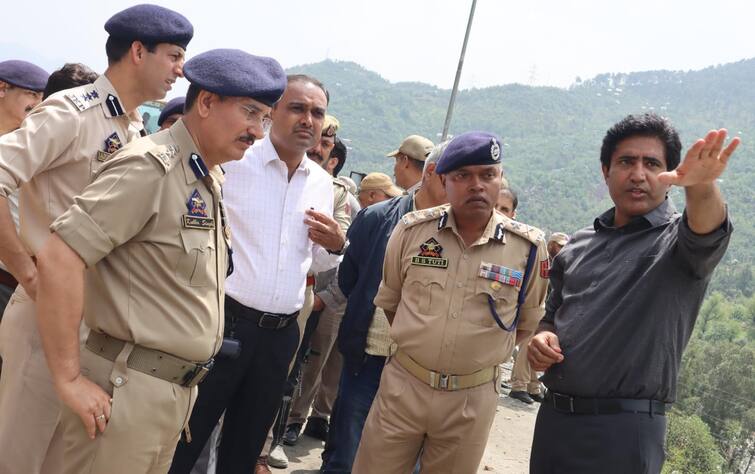 Ramban Disaster DC and IG visited affected area due to landslide officers speed up traffic and relief work ann जम्मू के रामबन में भूस्खलन के बाद DC और IG का दौरा, अफसरों को ट्रैफिक और राहत कार्य में तेजी लाने के दिए निर्देश 