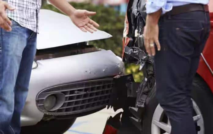 ਭਾਰਤ ਵਿੱਚ ਸਾਰੇ ਵਾਹਨਾਂ ਲਈ ਤੀਜੀ ਧਿਰ ਦਾ ਬੀਮਾ ਕਰਵਾਉਣਾ ਜ਼ਰੂਰੀ ਹੈ। ਪਰ ਕਈ ਵਾਰ ਅਜਿਹੀਆਂ ਘਟਨਾਵਾਂ ਅਤੇ ਅਜਿਹੀਆਂ ਸਮੱਸਿਆਵਾਂ ਸਾਹਮਣੇ ਆਉਂਦੀਆਂ ਹਨ। ਜਿੱਥੇ ਤੀਜੀ ਧਿਰ ਬੀਮਾ ਕੰਮ ਨਹੀਂ ਕਰਦਾ ਅਤੇ ਹਵਾ ਕਾਰਨ ਕੰਧਾਂ ਦਾ ਡਿੱਗਣਾ ਵੀ ਇਨ੍ਹਾਂ ਵਿੱਚ ਸ਼ਾਮਲ ਹੈ।