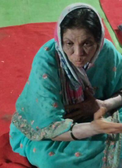 कृष्णा आंधळे माझ्यासोबत राहतो, माझ्याकडे अनेक पुरावे आहेत असा दावा सुरूवातीला तिने केला. मात्र, पोलीस आल्यानंतर आपलं नाव सांगण्यास देखील नकार दिला.