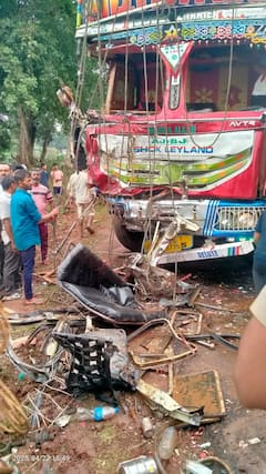 Bus Accident कोल्हापुरात भीषण अपघात, ट्रकच्या धडकेत ST बसचा चेंदामेंदा; ड्रायव्हर ठार, 15 जखमी