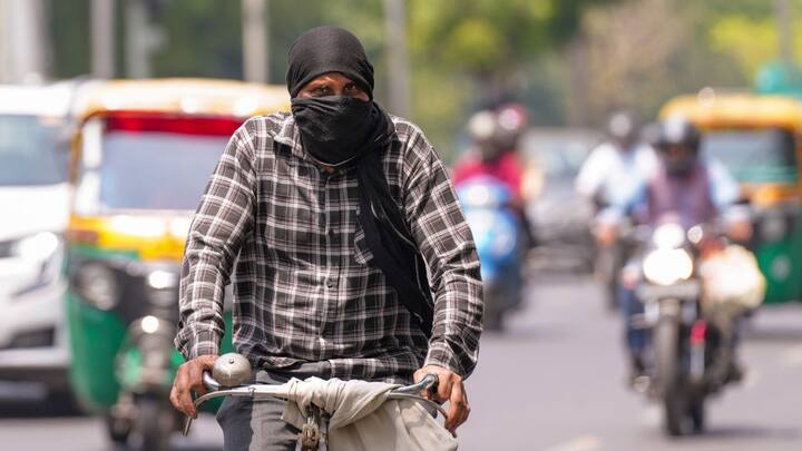 উত্তরবঙ্গের মালাদা, উত্তর ও দক্ষিণ দিনাজপুর জেলায় আগামী ৩ দিনে দিনের তাপমাত্রা ৩ থেকে ৫ ডিগ্রি পর্যন্ত বাড়তে পারে। তারপর তাপমাত্রায় বড় কোনও পরিবর্তনের সম্ভাবনা নেই। উত্তরবঙ্গের বাকি জেলাগুলিতে সর্বোচ্চ তাপমাত্রা বড় কোনও পরিবর্তনের সম্ভাবনা নেই।