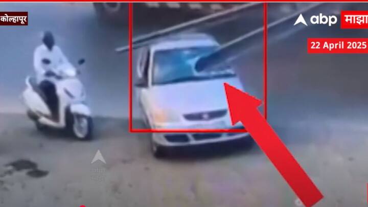 कारच्या काचा फुटून सळई ड्रायव्हरच्या सीटपर्यंत पोहोचल्या. या घटनेनंतर आजूबाजूचे लोक पाहात राहिले आणि परिसरात एकच गोंधळाचं वातावरण निर्माण झालं आहे.