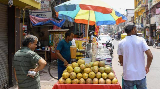 देशभरात सध्या प्रचंड उष्मा वाढला आहे. उन्हाच्या चटक्याने नागरिक कासावीस झाले आहेत.