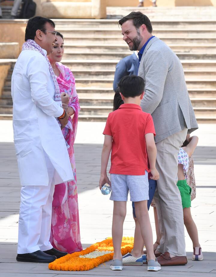 जे.डी. वेंस ने परिवार सहित राजस्थान की जीवंत संस्कृति की झलक पेश करने वाले कच्ची घोड़ी, घूमर और कालबेलिया सहित लोक नृत्यों की सांस्कृतिक प्रस्तुति का आनंद लिया. ये लोग किले के प्रभावशाली प्रांगण और वास्तुकला से मंत्रमुग्ध दिखाई दिए.