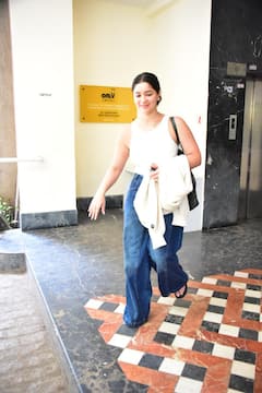 व्हाइट टॉप और जींस में सारा तेंदुलकर का दिखा गॉर्जियस अवतार, स्माइल के साथ दिए पैपराजी को पोज