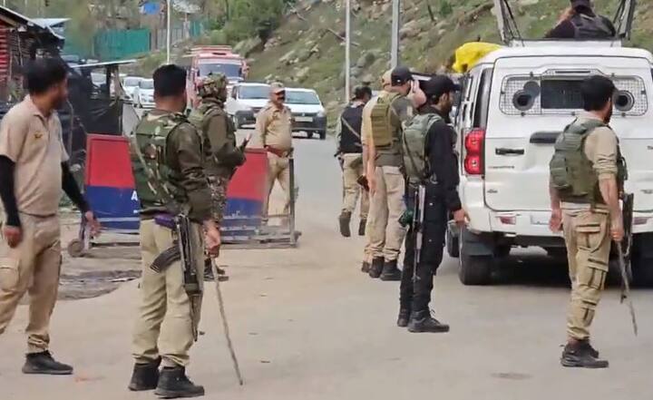 पुलिस अधिकारियों ने बताया कि यह हमला बैसरन घाटी में हुआ, जहां केवल पैदल या खच्चरों से पहुंचा जा सकता है. आज सुबह पर्यटकों का एक समूह वहां घूमने गया था. एक चश्मदीद के मुताबिक, अज्ञात हमलावरों ने पर्यटकों पर नजदीक से गोलियां चलाईं और 2 से 3 आतंकी पुलिस की वर्दी में आए थे.