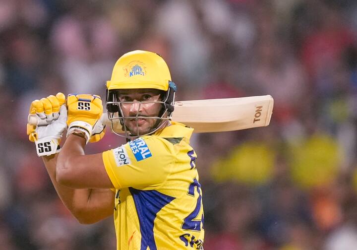 शिवम दुबे सध्या आयपीएलमध्ये चेन्नई सुपर किंग्जकडून खेळतोय. शिवम दुबेनं तामिळनाडूच्या 10 युवा खेळाडूंना प्रत्येकी 70 हजार रुपये देण्याची घोषणा केली आहे.