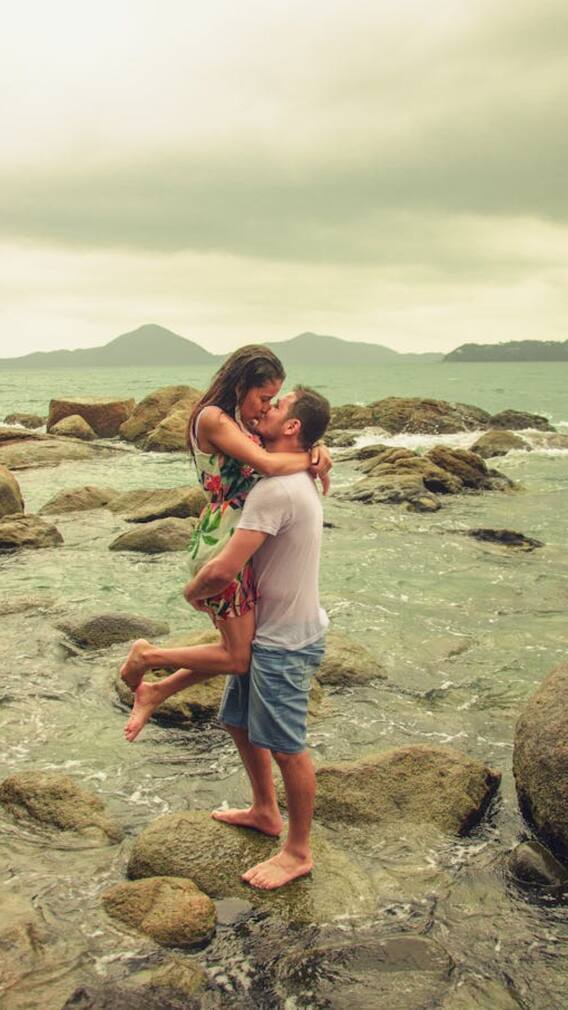 लड़के किस उम्र में ज्यादा बनाते हैं गर्लफ्रेंड?