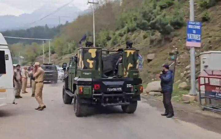 हमले के समय घटनास्थल पर रही एक महिला ने ‘पीटीआई-भाषा’ को फोन पर बताया, “मेरे पति को सिर में गोली लगी है, जबकि सात अन्य लोग भी हमले में घायल हुए हैं.” महिला ने अपनी पहचान नहीं बताई, लेकिन घायलों को अस्पताल पहुंचाने में मदद की गुहार लगाई.