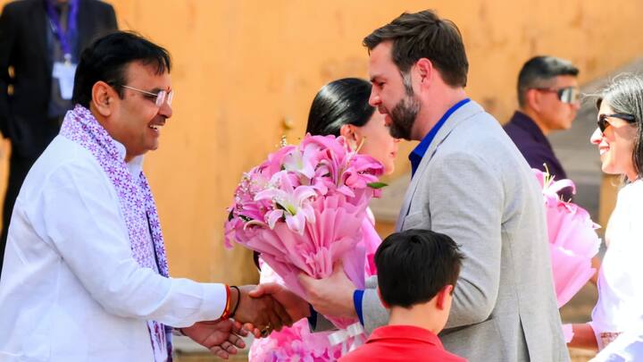 राजस्थान के सीएम भजनलाल शर्मा और डिप्टी सीएम दिया कुमारी ने आमेर फोर्ट में अमेरिकी उपराष्ट्रपति जेम्स डेविड वेंस और उनके परिवार का स्वागत किया.