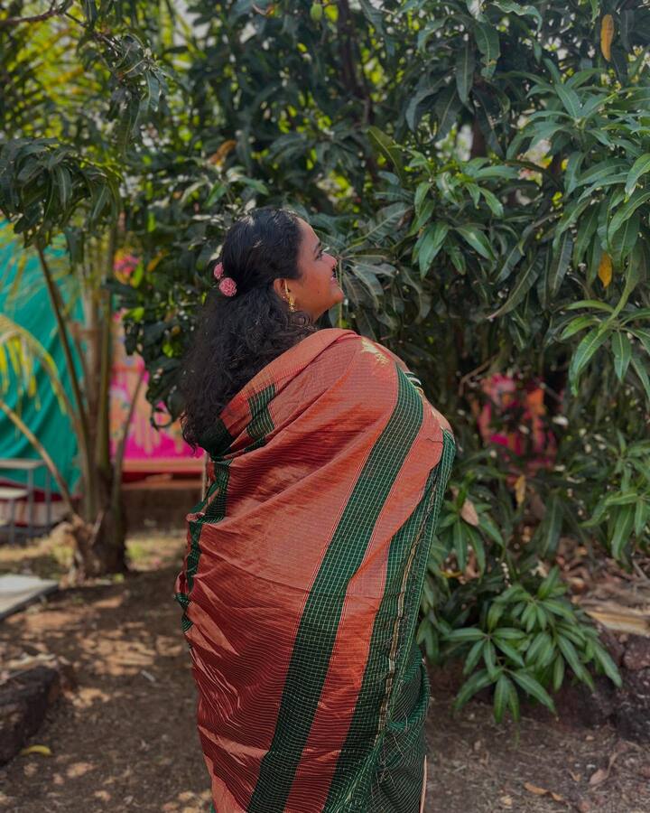 या फोटोंमध्ये वनिता खरात साडीमध्ये आणि मराठमोठ्या अंदाजातील खास फोटो तिने चाहत्यांसाठी शेअर केले आहेत. या फोटोंवर नेटकऱ्यांनी लाईक आणि कमेंट्सचा पाऊस पाडलाय.